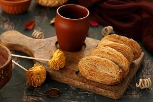 baforadas de dor em uma bandeja de madeira foto