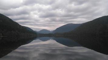 silhuetas e reflexos de montanhas na água foto