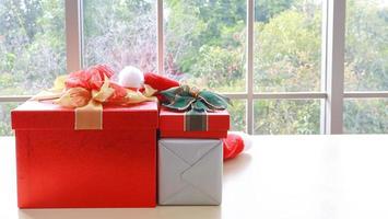 caixa vermelha de presente de natal na mesa foto