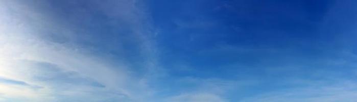 céu panorâmico com nuvem em um dia ensolarado. bela nuvem cirrus. foto