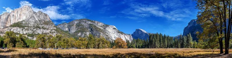 vista panorâmica do parque nacional de yosemite em um dia ensolarado. foto