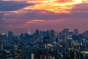 paisagem urbana do horizonte de Tóquio, vista panorâmica dos arranha-céus aéreos do prédio de escritórios e no centro de Tóquio à noite. foto