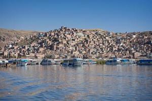 puno, peru. paisagem urbana no lago titicaca foto