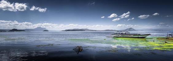 lindo dia no belo lago taal em Talisay, Batangas, Filipinas foto