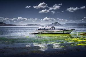 lindo dia no belo lago taal em Talisay, Batangas, Filipinas foto