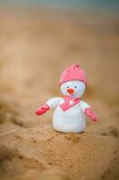 feito à mão boneco de neve em a de praia. mar período de férias conceito para Natal feriados. foto