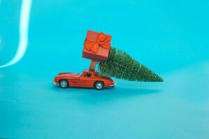 krasnodar, Rússia - dezembro 10, 2019 vermelho brinquedo carro com uma Natal árvore em a teto, branco fundo. cópia de espaço . conceito Novo ano. foto