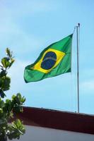 bandeira brasileira hasteada ao ar livre no rio de janeiro.