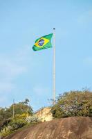 bandeira do brasil no topo da pedra do leme no rio de janeiro. foto