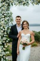 Casamento cerimônia do a recém-casados dentro uma país chalé foto