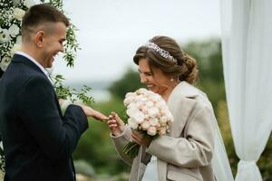 Casamento cerimônia do a recém-casados dentro uma país chalé foto