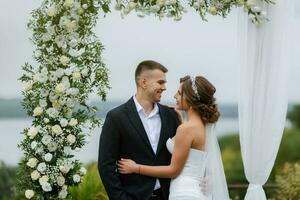 Casamento cerimônia do a recém-casados dentro uma país chalé foto