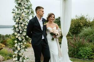 Casamento cerimônia do a recém-casados dentro uma país chalé foto