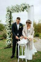 Casamento cerimônia do a recém-casados dentro uma país chalé foto