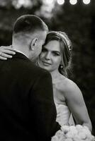 retrato do uma jovem casal do noiva e noivo em seus Casamento dia foto