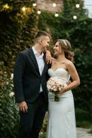 retrato do uma jovem casal do noiva e noivo em seus Casamento dia foto