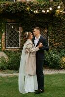 a primeira dança do casamento dos noivos foto