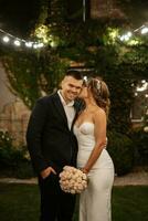 retrato do uma jovem casal do noiva e noivo em seus Casamento dia foto