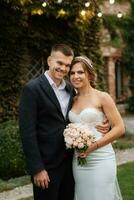 retrato do uma jovem casal do noiva e noivo em seus Casamento dia foto