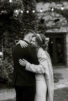 a primeira dança do casamento dos noivos foto