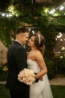 retrato do uma jovem casal do noiva e noivo em seus Casamento dia foto