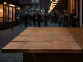 esvaziar de madeira mesa topo em borrão restaurante fundo. foto