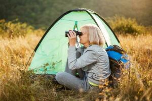 uma Senior mulher acampamento foto