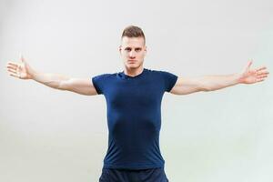 uma homem fazendo fisica exercícios foto