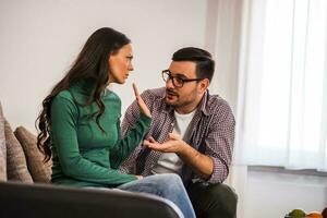 jovem casal tendo a argumento foto