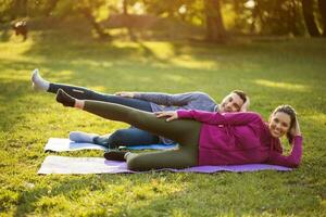 casal exercício juntos dentro a parque foto