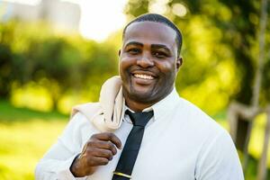 retrato do uma feliz afro homem de negocios foto