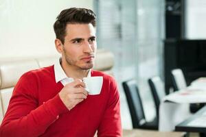 uma homem bebendo café foto