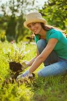 uma jovem mulher jardinagem foto