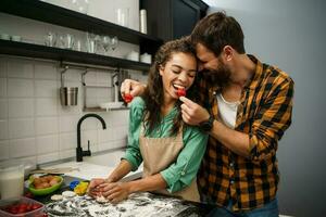 feliz multiétnico casal cozinhando juntos foto