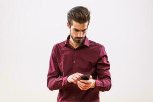 uma homem dentro uma roxa camisa em a telefone foto