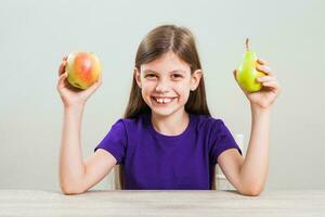 uma menina comendo fresco frutas foto