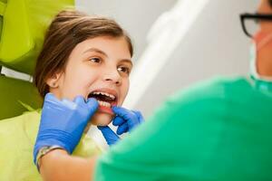 uma criança às a dentista foto