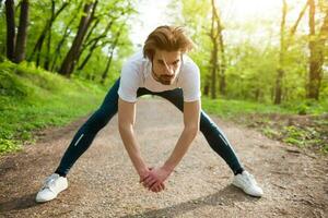 uma homem fazendo fisica exercícios foto