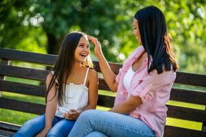 mãe e filha gastos Tempo juntos foto