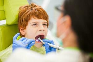 uma criança às a dentista foto