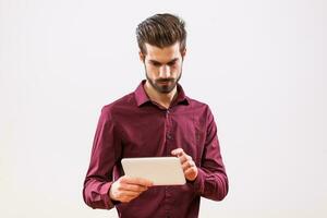 uma homem dentro uma roxa camisa foto