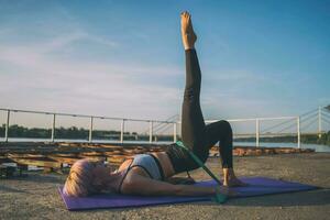 uma mulher fazendo fisica exercícios foto