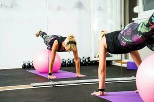 uma mulher fazendo fisica exercícios foto