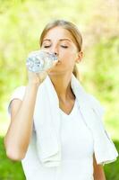 mulher bebendo água depois de fazendo fisica atividade foto