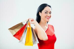 uma mulher segurando compras bolsas foto