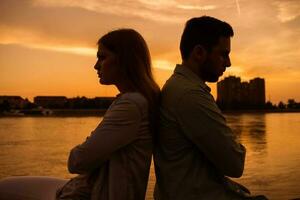 uma jovem casal sobre a pôr do sol foto