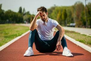 uma homem em uma corrida rastrear foto