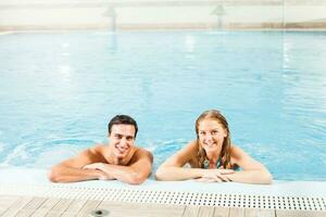 casal às a natação piscina foto