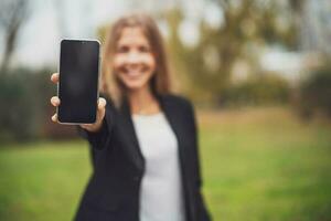 uma empresária usando dela telefone foto