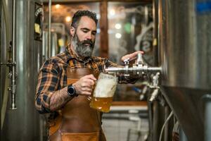 uma cervejaria mestre degustação Cerveja dentro a Produção instalação. foto